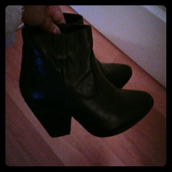 Black ankle booties - Picture 2 of 8